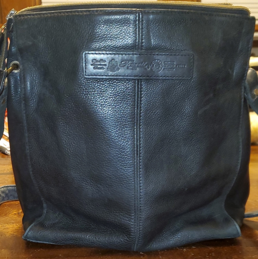 Vintage Fossil black leather crossbody.